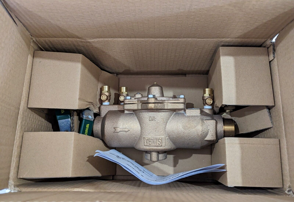 
                  
                    Load image into Gallery viewer, Watts 009-032 32mm 1¼&amp;quot; RPZ Reduced Pressure Zone Backflow Preventer Kits Carton Box contents
                  
                