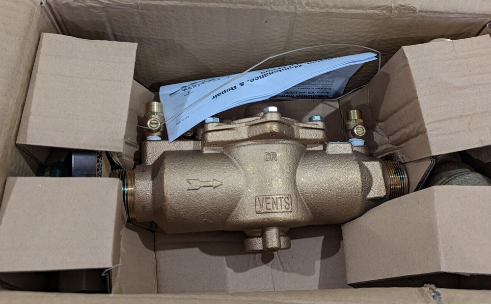 
                  
                    Load image into Gallery viewer, Watts 009-040 40mm 1 ½&amp;quot; RPZ Reduced Pressure Zone Backflow Preventer Device/Kits Carton Box Contents
                  
                
